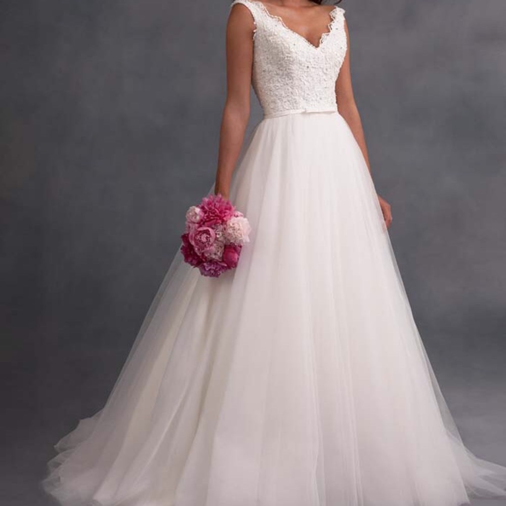 Alfred Angelo Beaded Wedding Dress w/ Veil